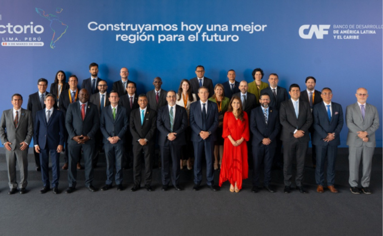 Foto de familia de integrantes del directorio de CAF. En el centro, el ministro de Economía y Finanzas, Gabriel Oddone,