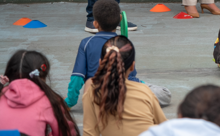 Tres niños sentados en el piso