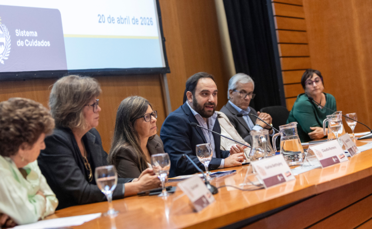 Ministro de Desarrollo Social, Gonzalo Civila, presenta Plan Nacional de Cuidados 2026-2030. A su lado, titulares de INA