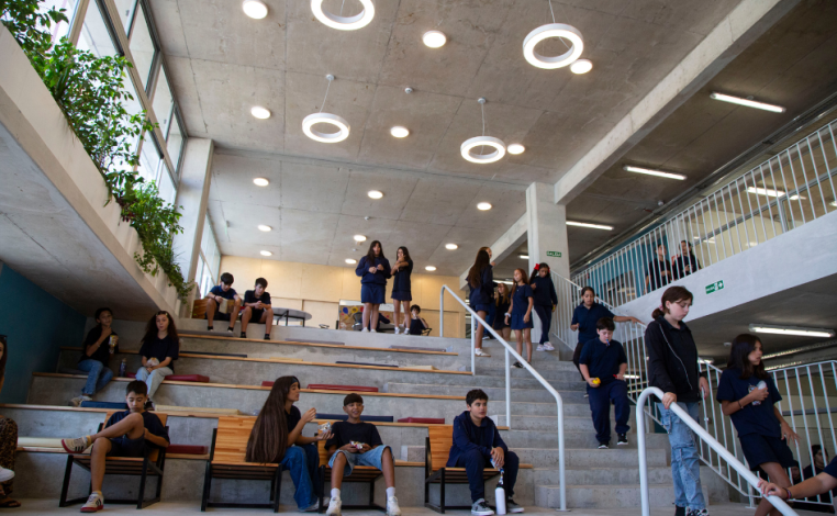 Estudiantes bajan por una escalera en la UTU de San Carlos