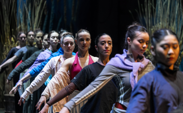 Una decena de bailarinas, en fila, ensayan la obra Coppélia, en el Auditorio Nacional Adela Reta