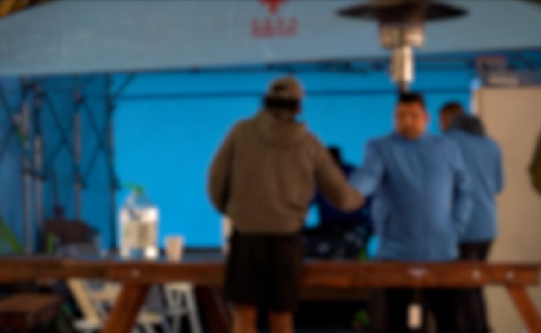 Funcionario le sirve un vaso de café a una persona en un centro de evacuación