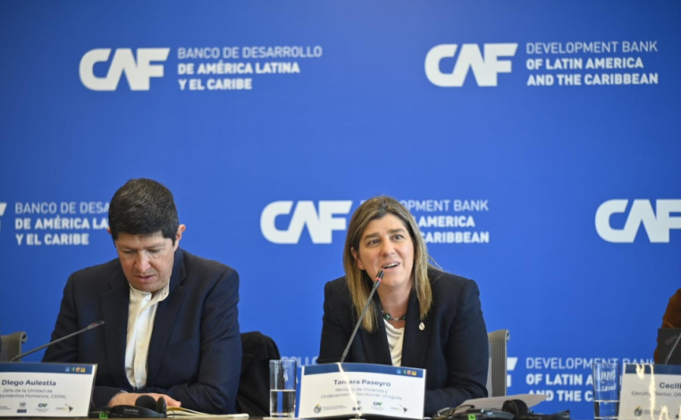 Ministra de Vivienda, Tamara Paseyro, habla durante el encuentro regional de referentes en desarrollo territorial, organ