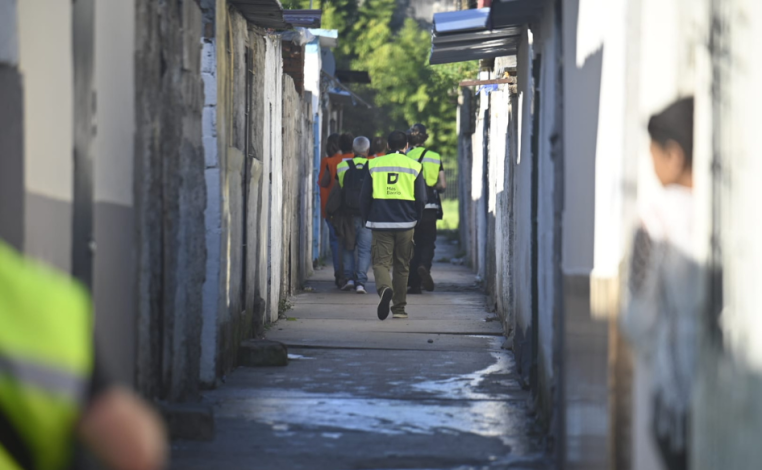 Cencistas de Más Barrio caminan por un camino estrecho en Cerro Norte