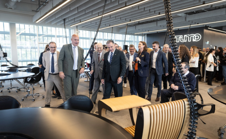 Presidente Yamandú Orsi, junto al intendente de Canelones, Francisco Legnani; el ministro de Educación y Cultura, José C