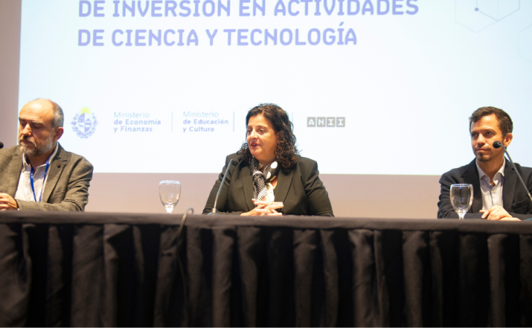 Contadora general de la Nación, Adriana Arosteguiberry habla en el salón de actos de Torre Ejecutiva. A su lado, el secr