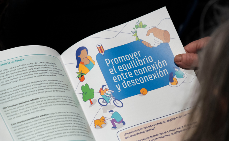 Una participante de las Jornadas de Ciudadanía Digital 2026 sostiene en sus manos una publicación entregada en la ocasió