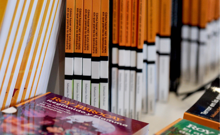 Libros apilados en una mesa