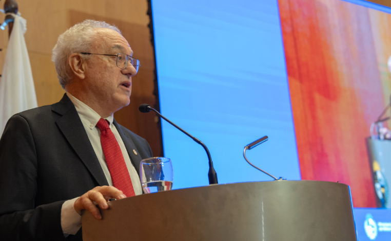 Canciller Mario Lubetkin habla detrás de un atril durante la apertura del Diálogo Regional sobre el Futuro Liderazgo de