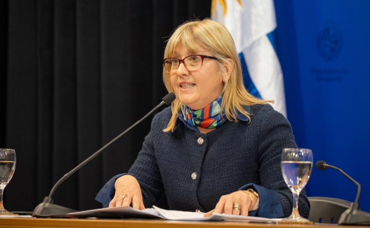 Ministra de Salud Pública, Cristina Lustemberg, anuncia publicación del Hospital de la Costa en conferencia de prensa, t