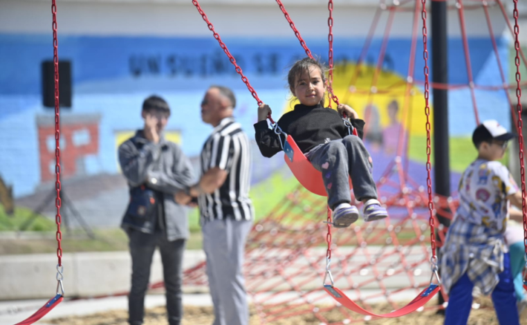 Una niña se hamaca en el parque Andrés Cultelli, renovado en el marco de la regularización del barrio Cotravi de Montevi