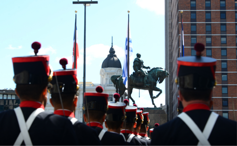 Blandengues de Artigas de pie, frente al monumento al prócer José Gervasio Artigas, en la plaza Independencia