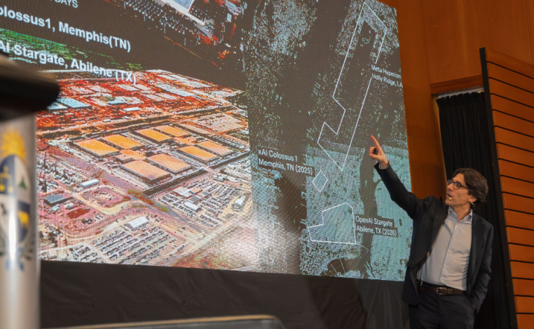 Experto español en inteligencia artificial, Pep Martorell, señala un mapa que se proyecta en una pantalla en el auditori