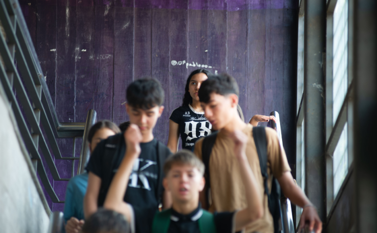 Cuatro estudiantes descienden por una escalera en un centro educativo