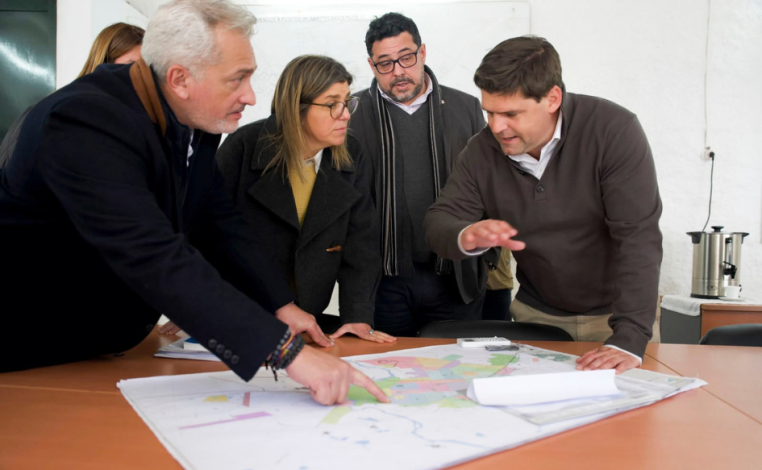 Intendente de Durazno, Felipe Algorta, habla apoyando su mano derecha sobre un mapa de la ciudad, en las instalaciones d