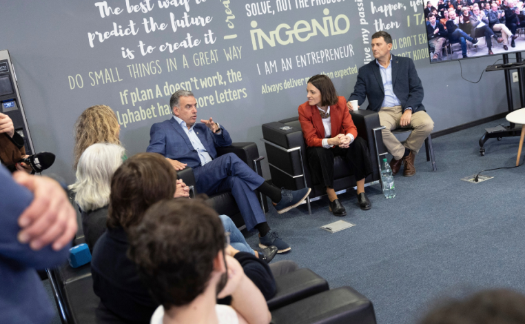 Presidente Yamandú Orsi y presidenta del LATU, Lucila Arboleya, dialogan con emprendedores en la incubadora de empresas 