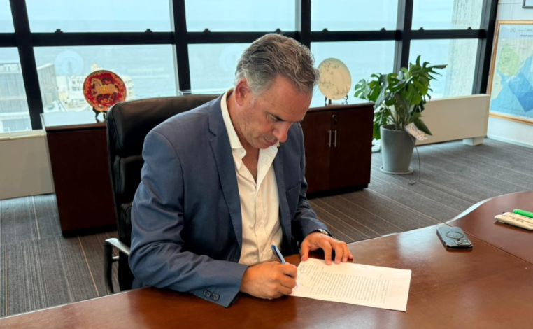 El presidente Yamandú Orsi, en su escritorio, firma el decreto reglamentario de la ley que regula la muerte médicamente