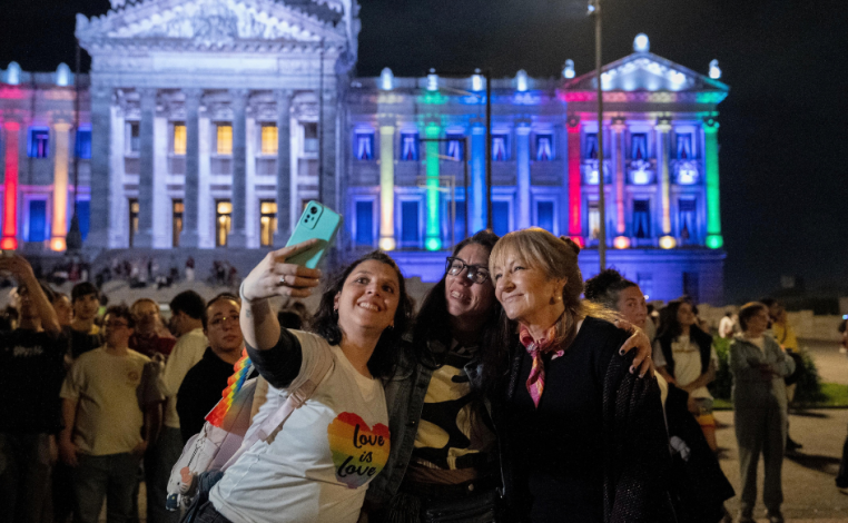 Presidenta en ejercicio, Carolina Cosse, se toma una selfie con dos mujeres en la Marcha de la Diversidad