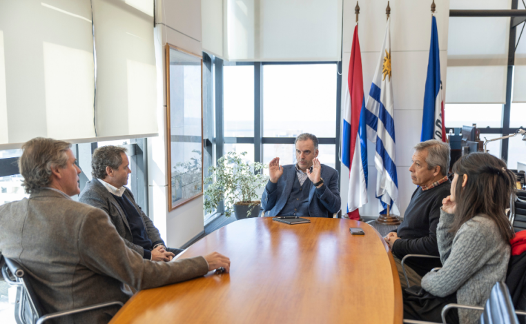 Presidente Yamandú Orsi, sentado en la cabecera de una mesa en su despacho, dialoga con autoridades de la Secretaría Nac