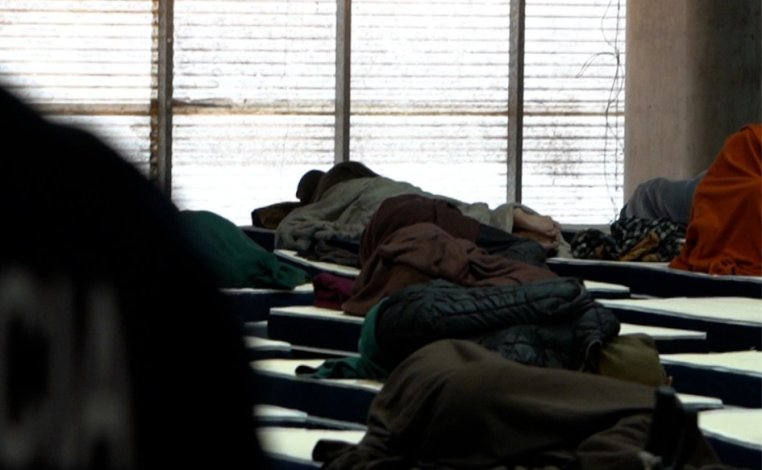 Camas dispuestas en fila en un centro de evacuación del Sinae
