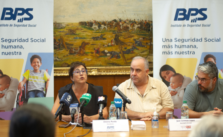 Presidenta del BPS, Jimena Pardo, habla en conferencia. A su lado, el secretario general de COFE, José Lorenzo López. De