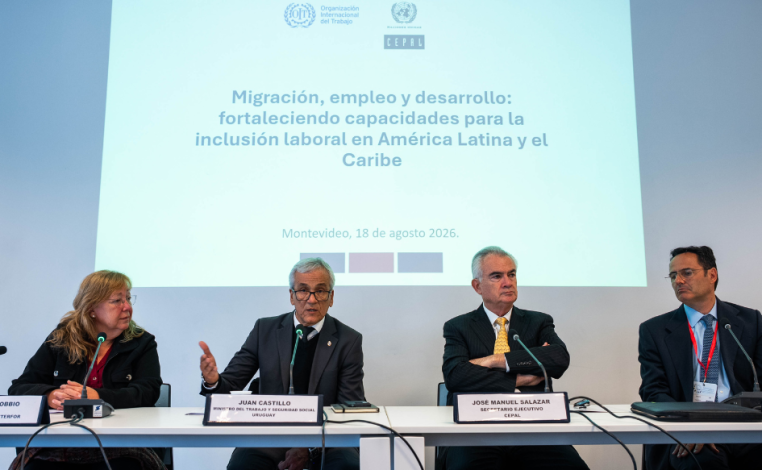 Ministro de Trabajo, Juan Castillo, habla en el seminario "Migración, empleo y desarrollo". A su lado, el secretario eje