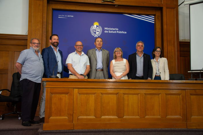 Autoridades tras la firma del convenio