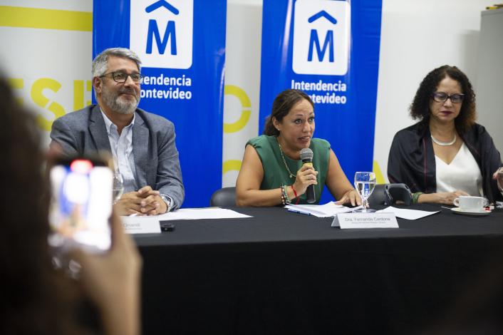 Fernanda Cardona junto a Justo Onandi y Luciana Santos