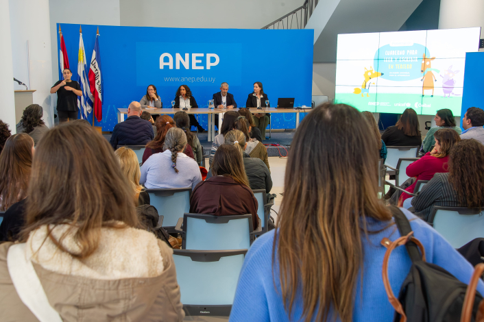 Presentación del libro de textos para tercer año escolar "Guazubirá"