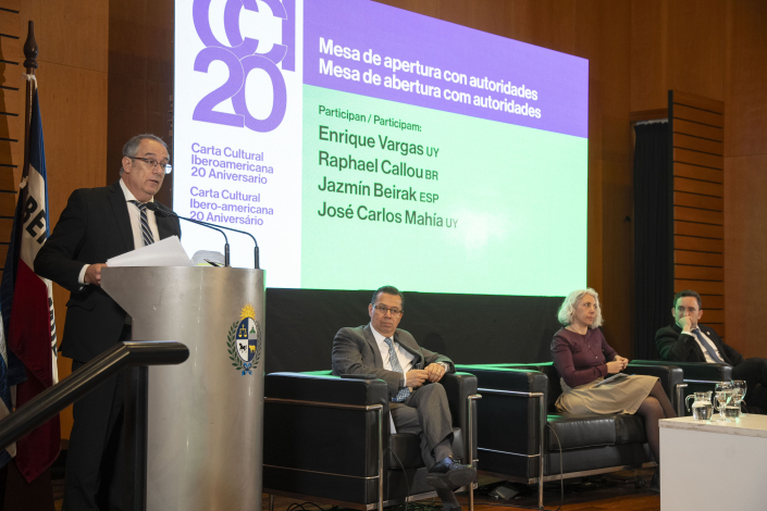 José Carlos Mahía en oratoria durante seminario por los 20 años de la Carta Cultural Iberoamericana