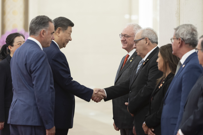 Ministro Alfredo Fratti saluda a Xi Jinping durante audiencia en Beijing