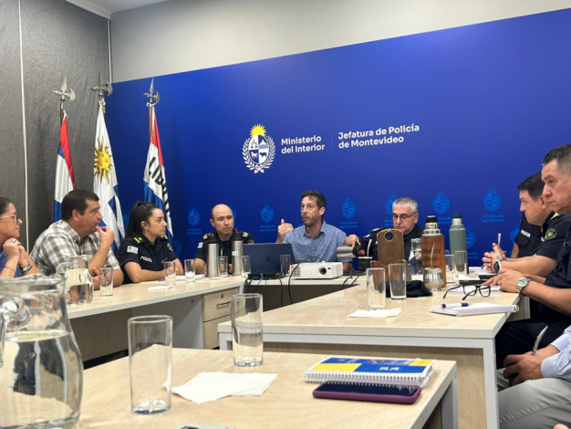 Autoridades del Ministerio del Interior y Municipio B