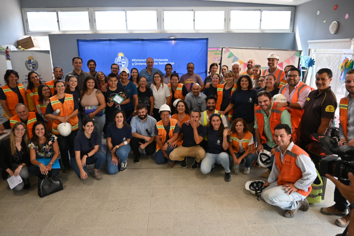 Ministra Tamara Paseyro en entrega de llaves, en el barrio Maracaná Sur