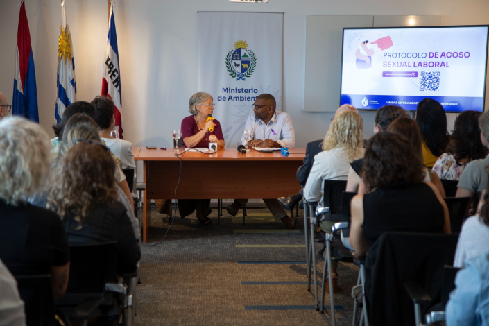 Mónica Xavier y Edgardo Ortuño en la presentación del protocolo, en el Ministerio de Ambiente