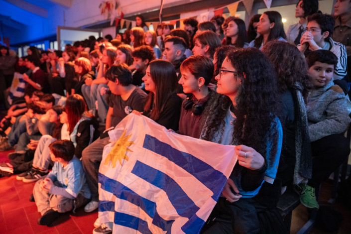 Niños con bandera de Uruguay