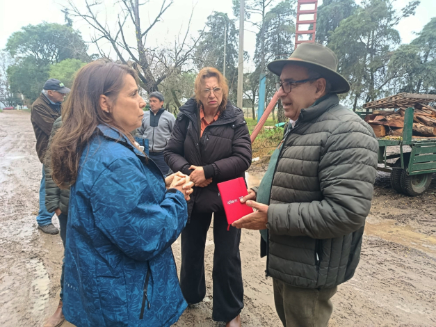Ministro Fratti con representantes de Calsal, en Salto