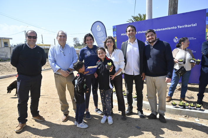 Ministra de Vivienda y beneficiarios 