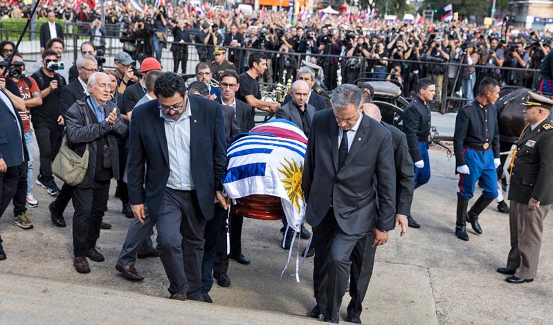 Yamandú Orsi y Alejandro Sánchez, junto al féretro de José Mujica