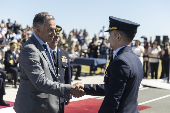 Presidente Orsi entrega diploma y espada a alférez de la Fuerza Aérea Uruguaya