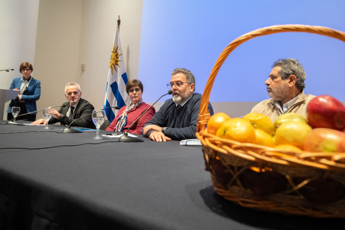 Autoridades en la firma del convenio entre ARCE y la UAM