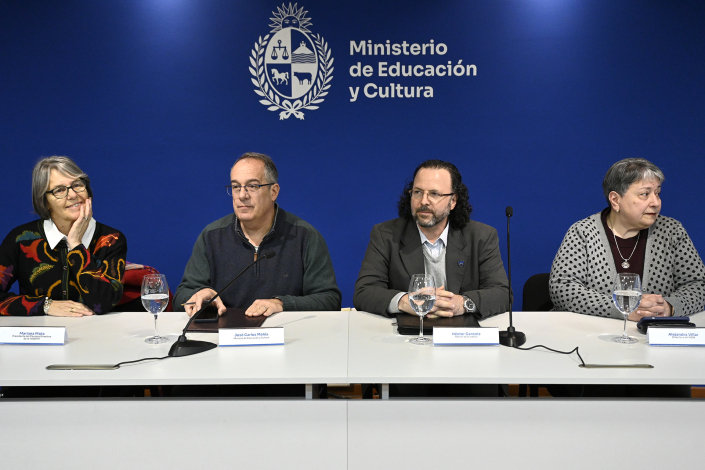 Autoridades en firma del convenio