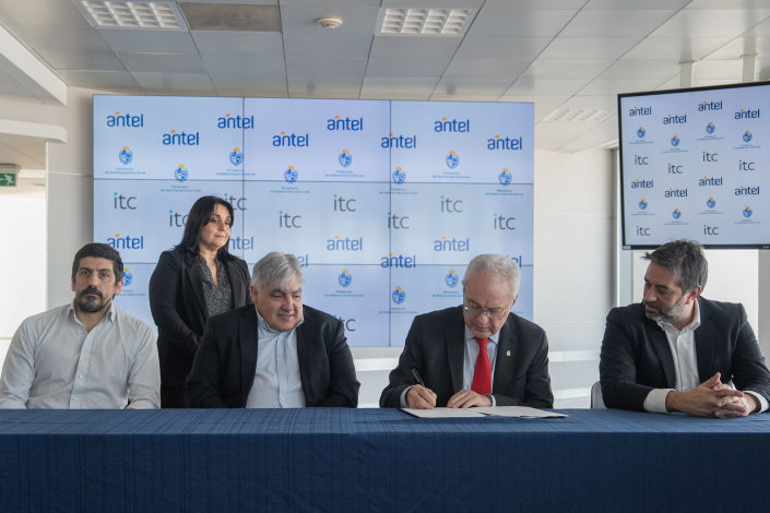 Autoridades de Cancillería, Antel e ITC