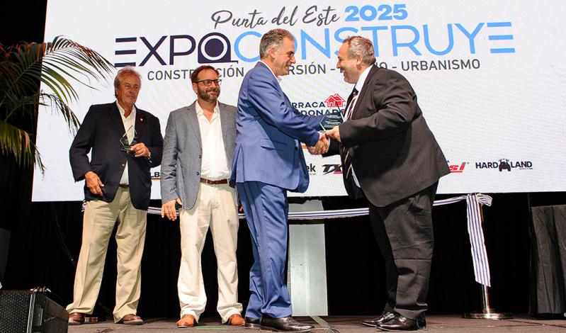 Presidente Yamandú Orsi en inauguración de la exposición
