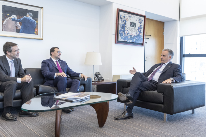 Presidente del Principado de Asturias, Adrián Barbón, junto al presidente Yamandú Orsi