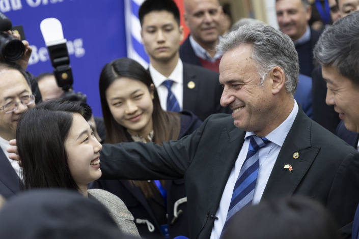 Yamandú Orsi en la Universidad de Estudios Extranjeros de Beijing