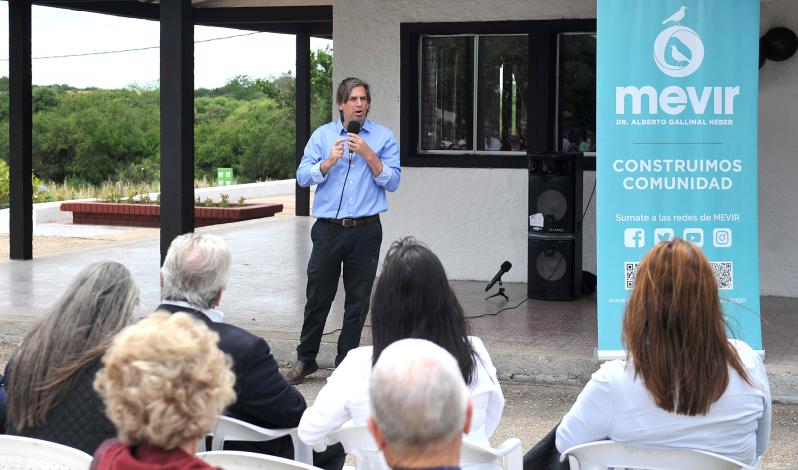 Presidente de Mevir, Juan Pablo Delgado, durante su oratoria en el acto de escrituración