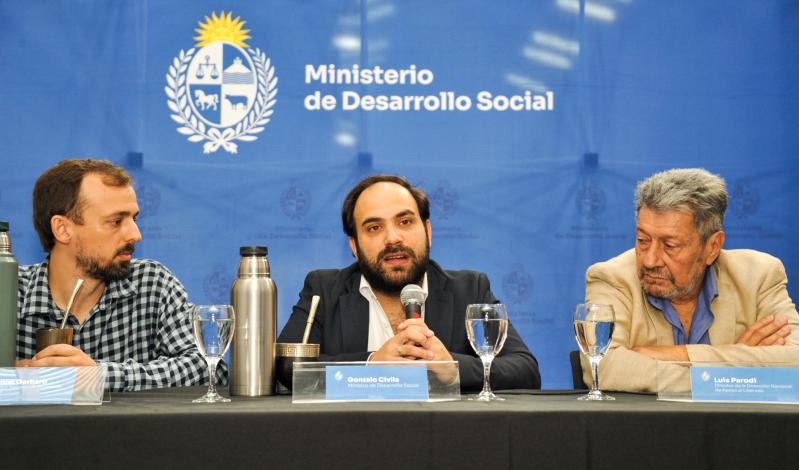 Ministro Civila en mesa de oradores en Dinali