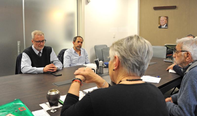 Integrantes de la Comisión Sectorial de Protección y Seguridad Social con representes de la Onajpu