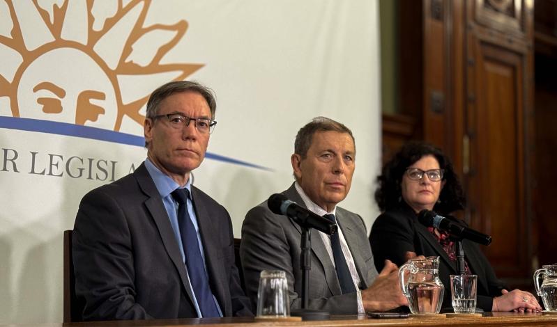 Gabriel Oddone, Martín Vallcorba y Adriana Arosteguiberry