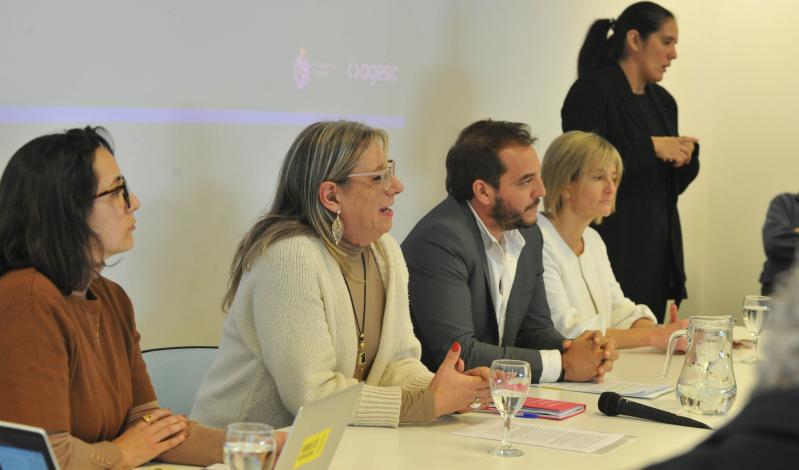 Autoridades en sesión de Mesa de Diálogo Gobierno Abierto